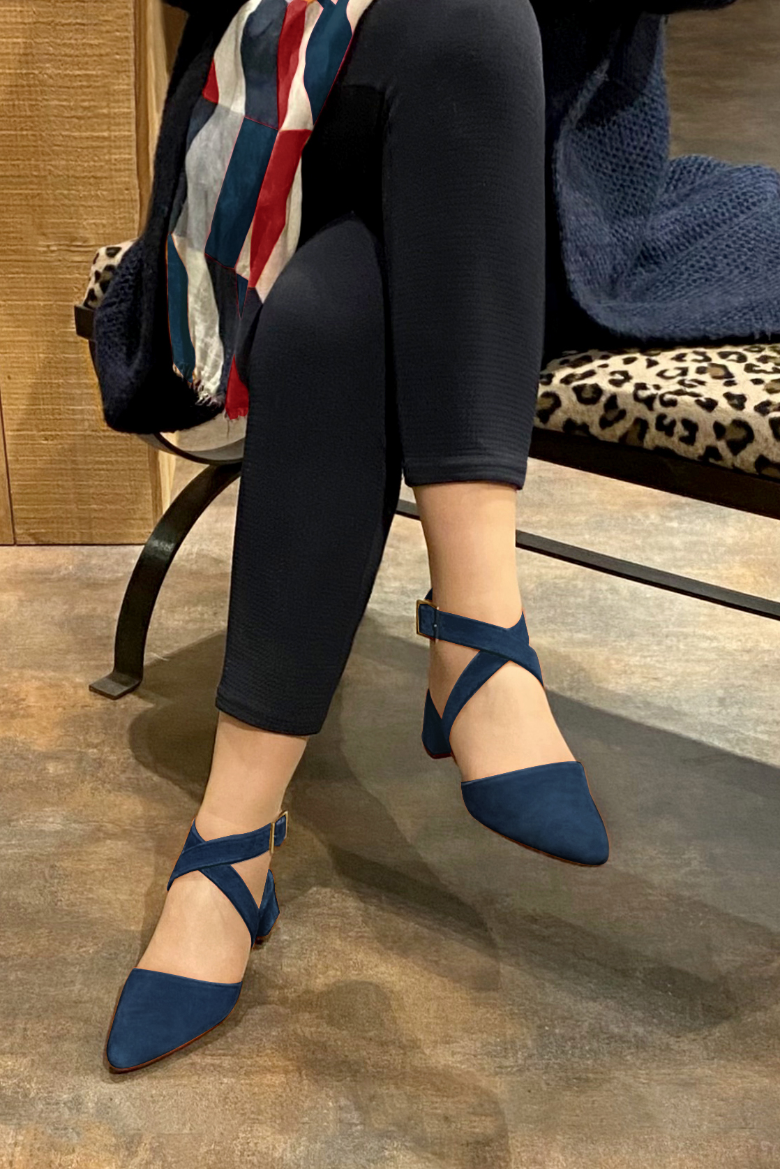 Navy blue women's open back shoes, with crossed straps. Tapered toe. Low flare heels. Worn view - Florence KOOIJMAN